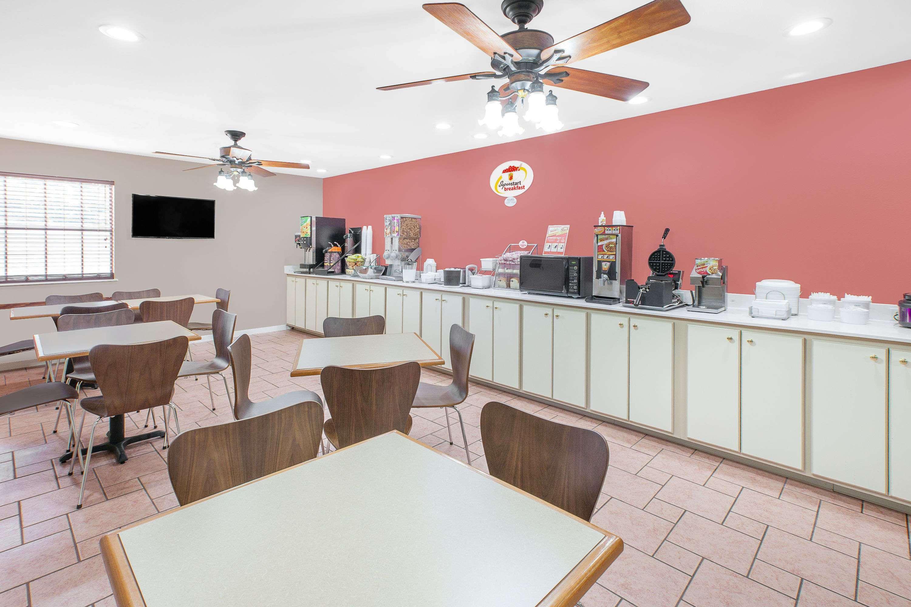 Super 8 By Wyndham Lowell/Bentonville/Rogers Area Екстериор снимка